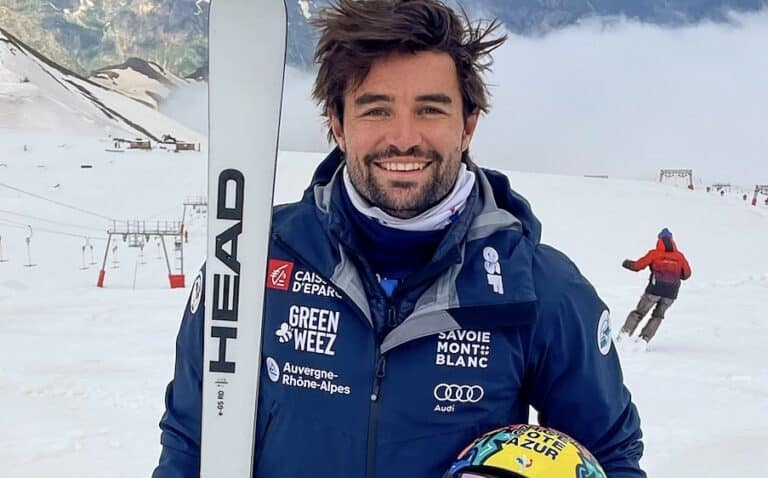 Le skieur Niçois Matthieu Bailet avec ses skis blancs et sa combinaison bleu de l'équipe de France.