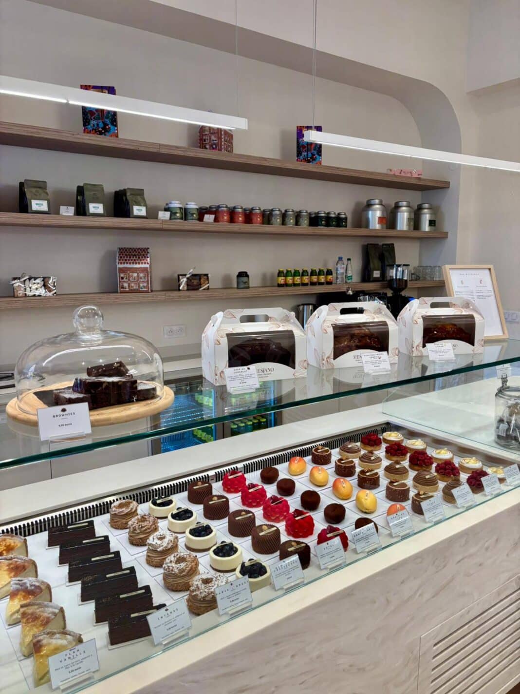 L'intérieur de la pâtisserie Mesiano dans un écrin clair avec beaucoup de pâtisseries apportant de la couleur.