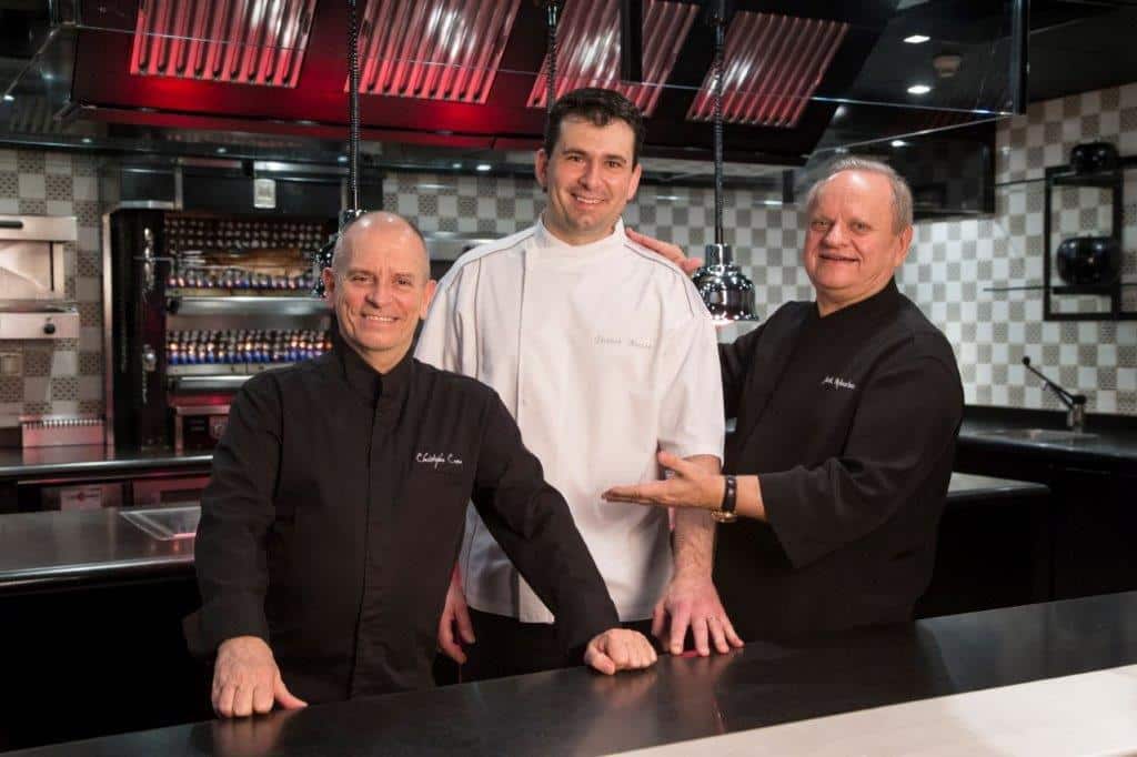 Le chef Mesiano avec le chef Joël Robuchon.