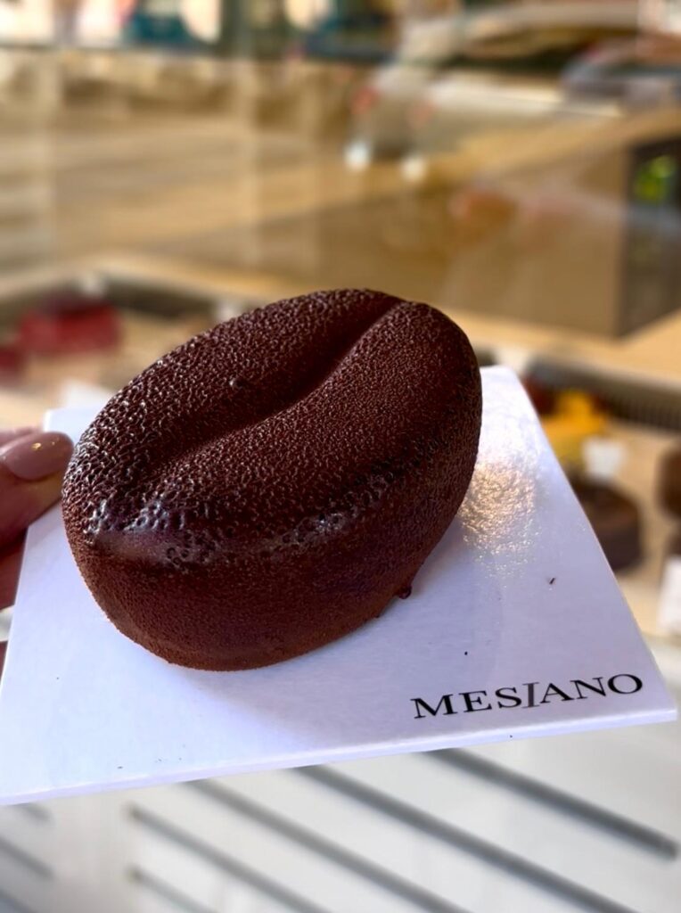 Un gateau au chocolat avec une forme de fève de cacao.