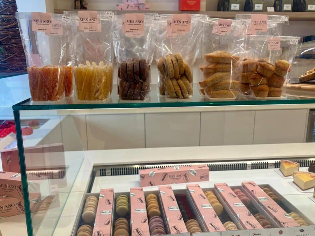 L'intérieur de la pâtisserie Mesiano dans un écrin clair avec beaucoup de pâtisseries apportant de la couleur.