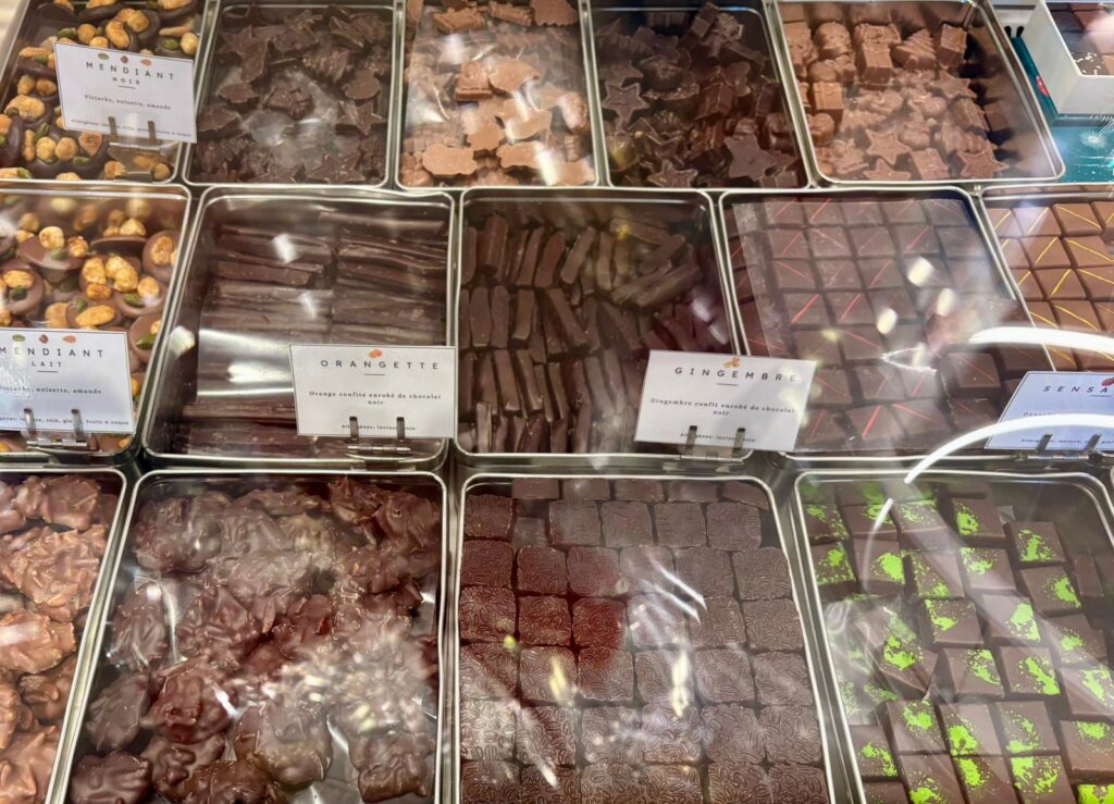 Des chocolats dans des bacs en acier.