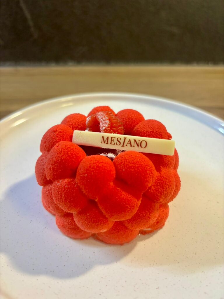 Un gâteau rouge en forme de framboise.