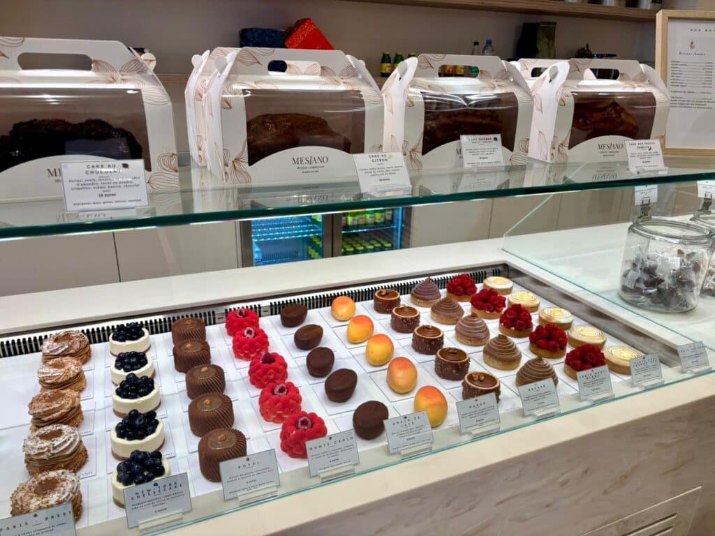 L'intérieur de la pâtisserie Mesiano dans un écrin clair avec beaucoup de pâtisseries apportant de la couleur.