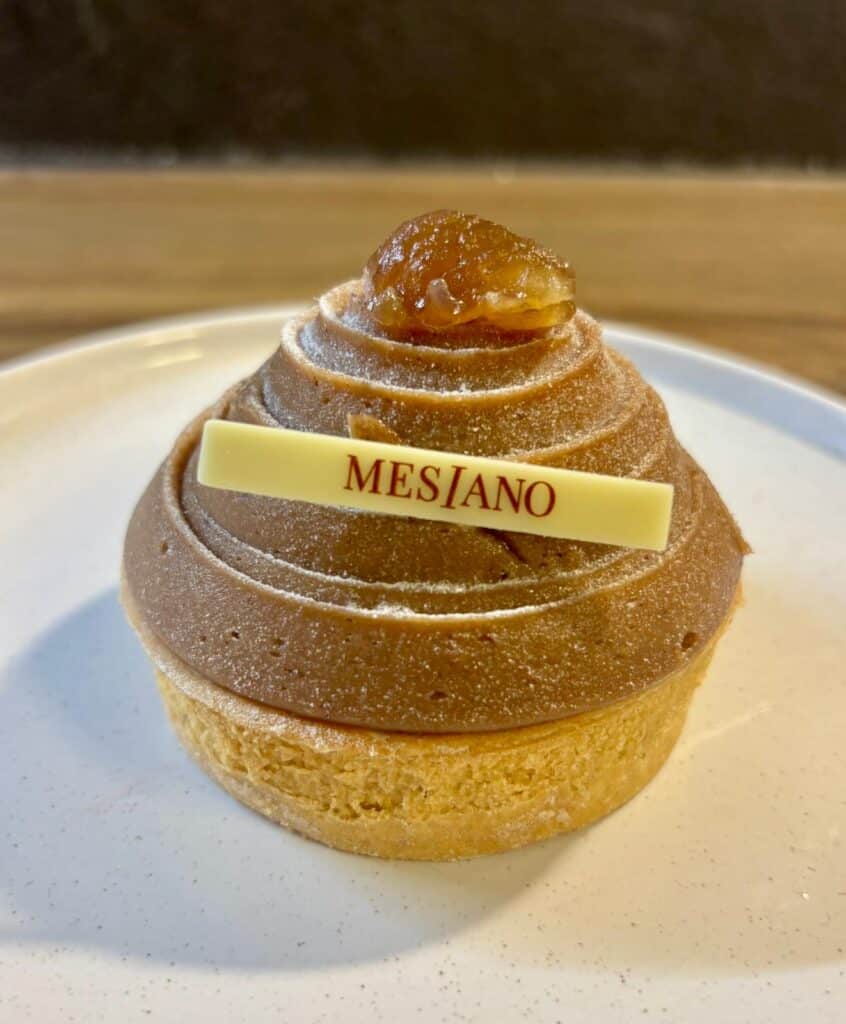 Un gâteau à la crème de marron avec un marron dessus