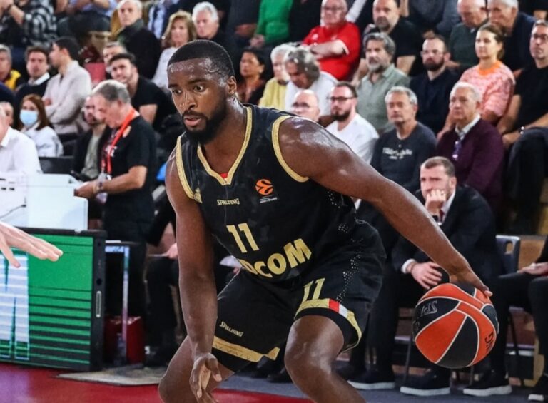 Alpha Diallo en maillot noir pour la Roca Team en drible avec le ballon.