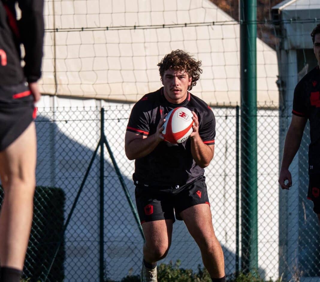 Un joueur de Nissa rugby ballon en main.