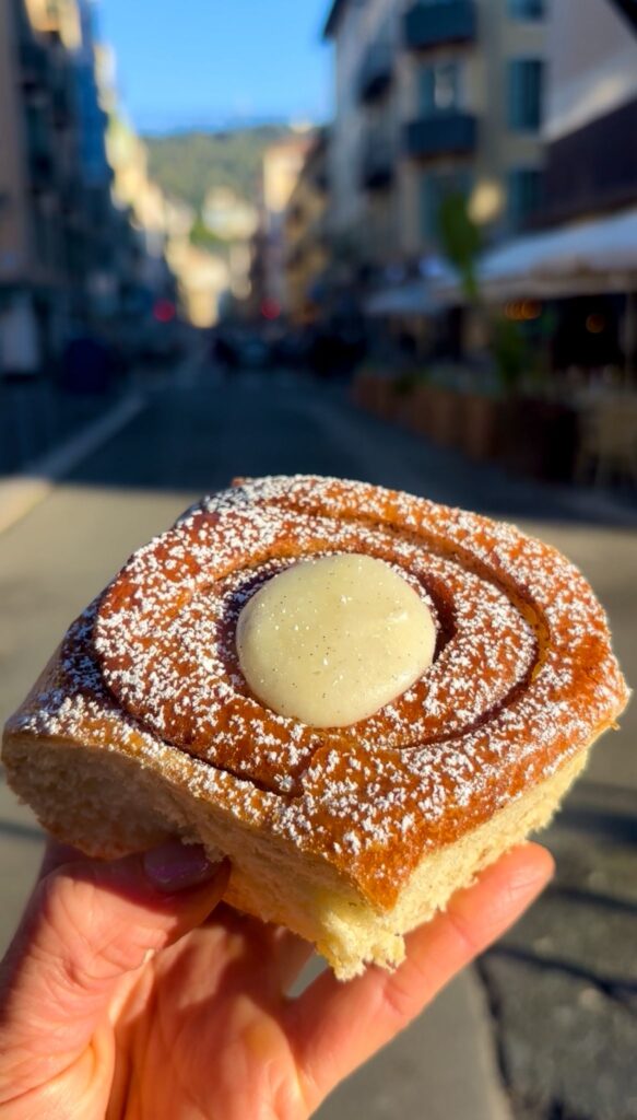 Une patisserie avec de la crème au milieu signée Pierre Olivier Dubost.