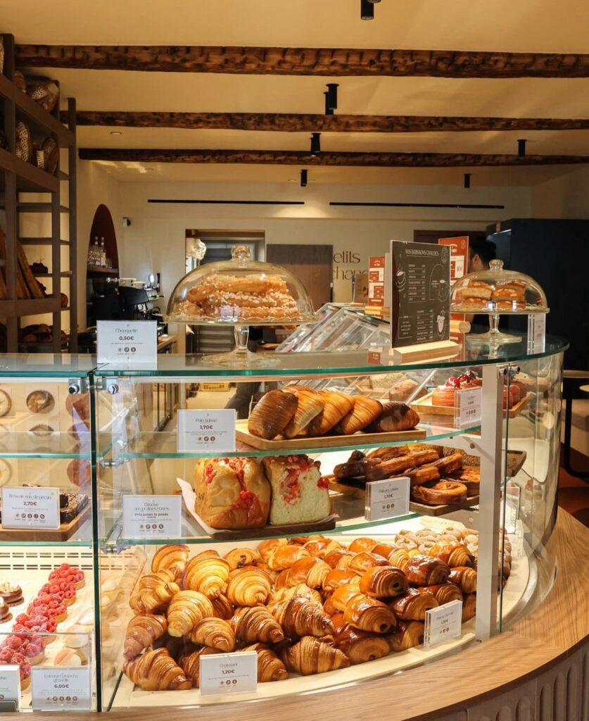 La boutique de chez Pierre Olivier Dubost avec une multitude de viennoiseries protégée par une paroi en verre