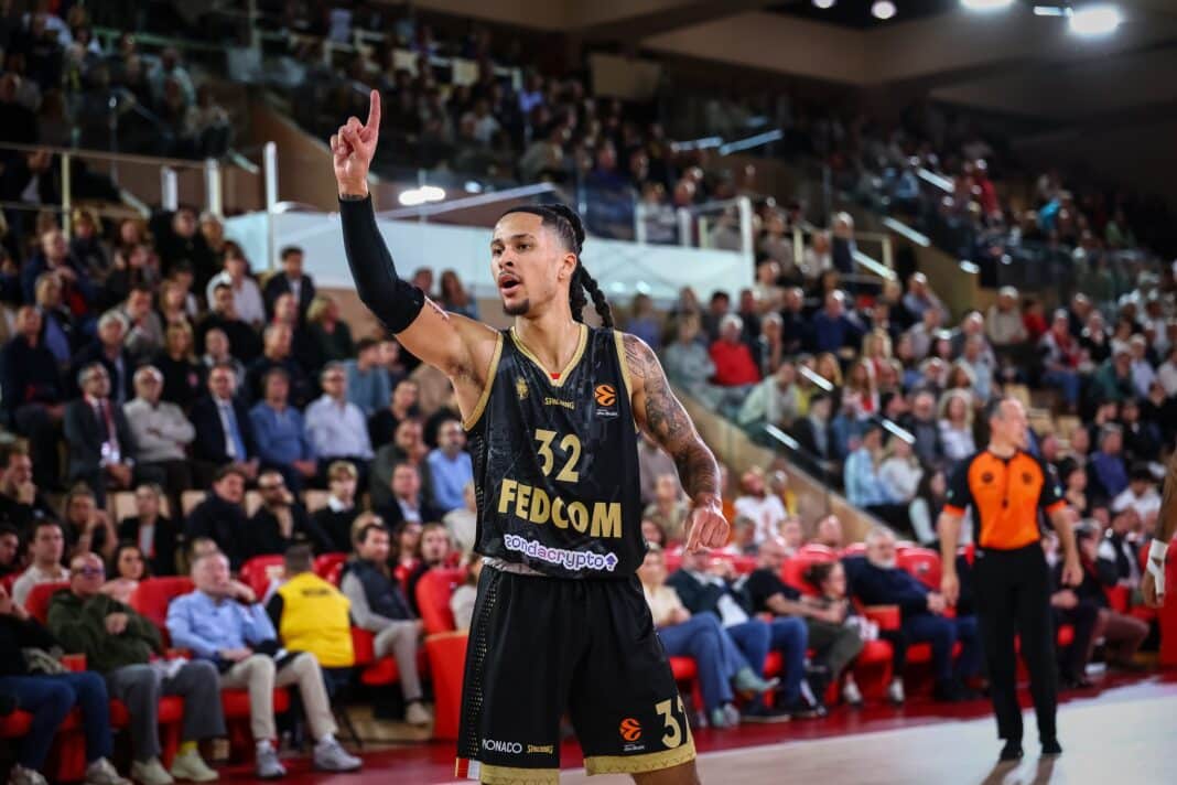 Un joueur de la Roca Team en tenue noir sur le parquet.