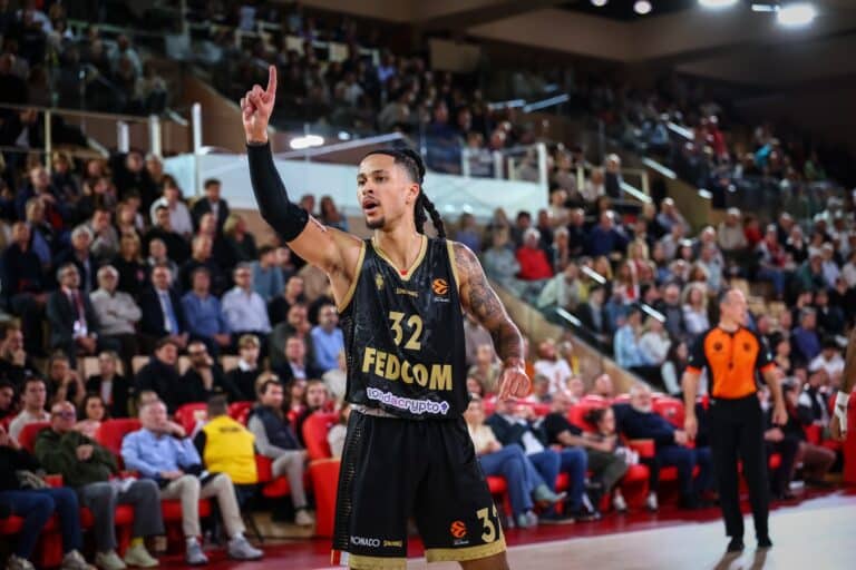 Un joueur de la Roca Team en tenue noir sur le parquet.