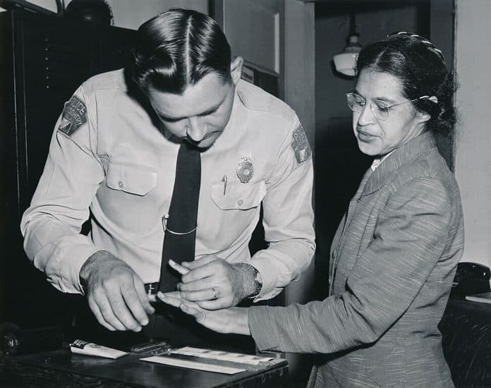 Rosa Parks, prise d’empreintes digitales le 22 février 1956 par le lieutenant D.H. Lackey, après son inculpation comme l’une des leaders du boycott des bus de Montgomery.