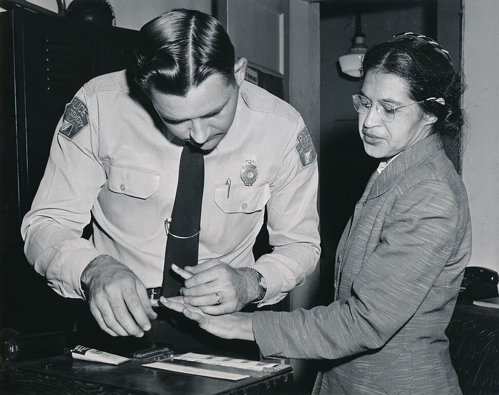 Rosa Parks, prise d’empreintes digitales le 22 février 1956 par le lieutenant D.H. Lackey, après son inculpation comme l’une des leaders du boycott des bus de Montgomery.