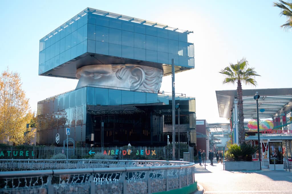 Une air de jeu extérieur avec au fond le bâtiment de Shopping Promenade Riviera.