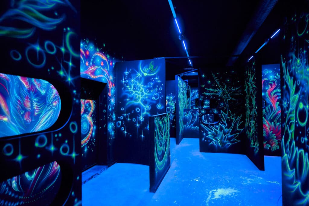 Un laser game avec des mur bleu fluorescent et des symboles décoratif.