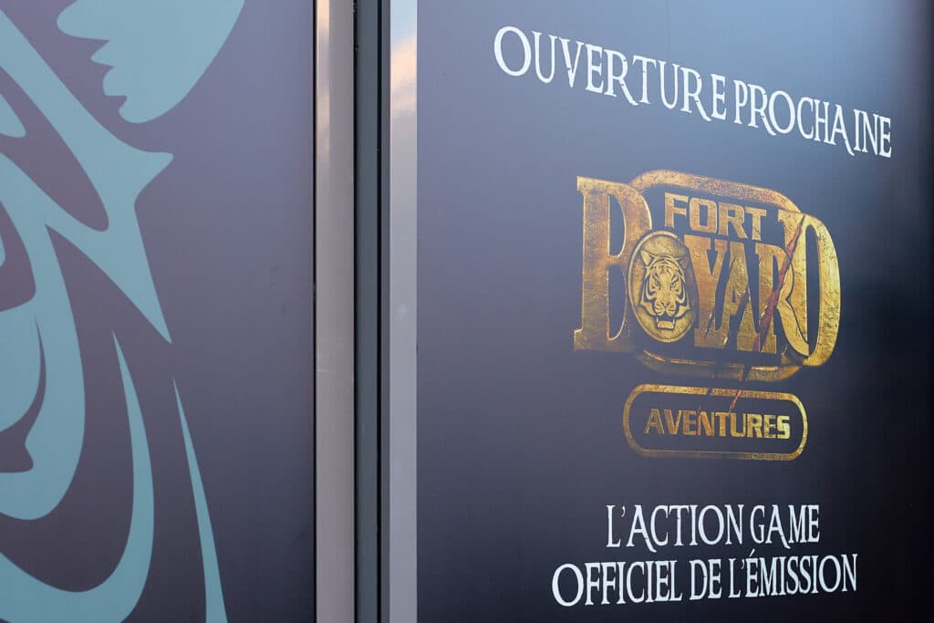 Un panneau annonçant l'ouverture de l'attraction Fort Boyard.