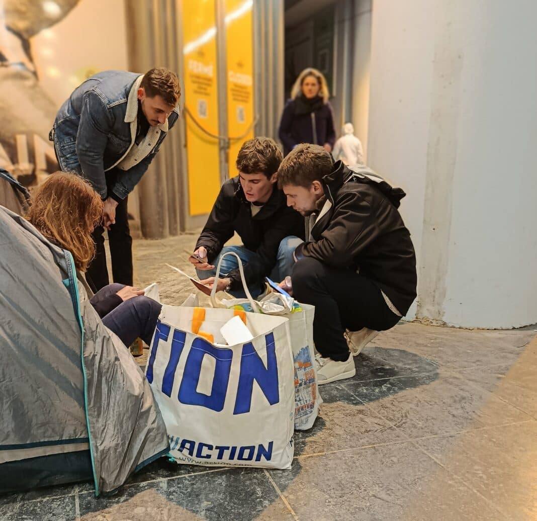 Les créateurs de Solly discutent avec un sans-abri en configurant leur carte.