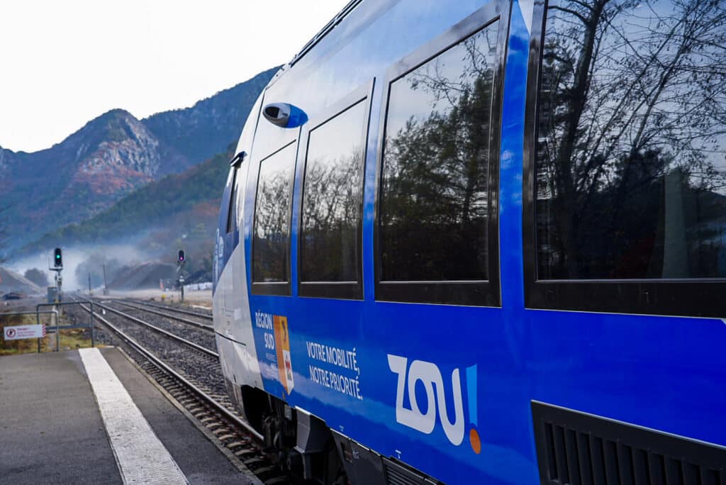 Un ter Zou! bleu et blanc sur les railles.