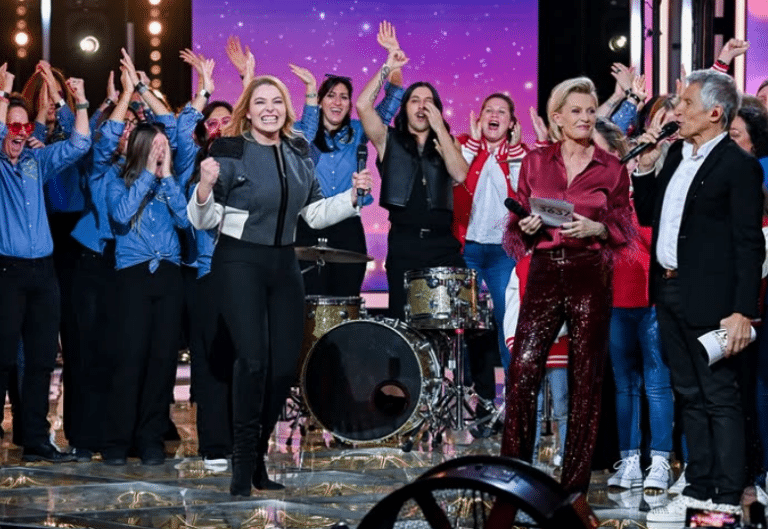 La maraine du Téléthon 2025, Santa et des personnes sur le plateau de France Télévision avec l'animateur Nagui, et Sofie Davant très heureux.