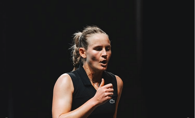 La joueuse de tennis, Fiona Ferro souffle dans ses doigts pour soulager ses mains.