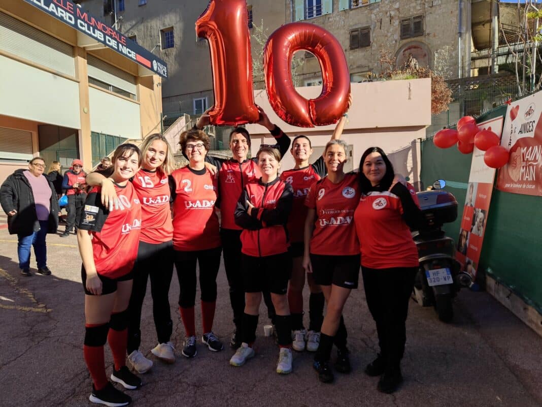 L'équipe de Torball de Nice avec un 10 en ballon pour symboliser l'anniversaire.