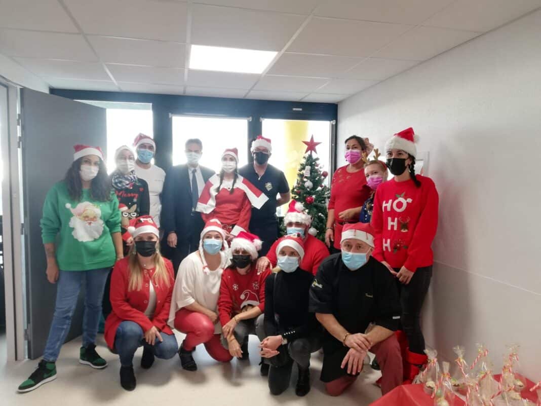 Les membres de l'association Tous avec Hugo et de l'hôpital l'Archet habillés en costume de Noël.