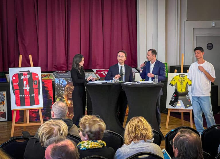 Nathan Mesiano et les personnes qui ont participé à la vente aux enchères pour aider au financement de son bateau.