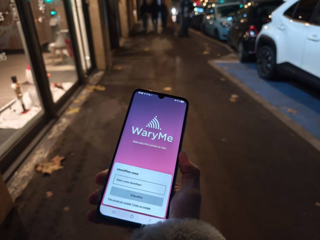 L'application WaryMe utilisée par VigiNice sur un téléphone dans la rue.