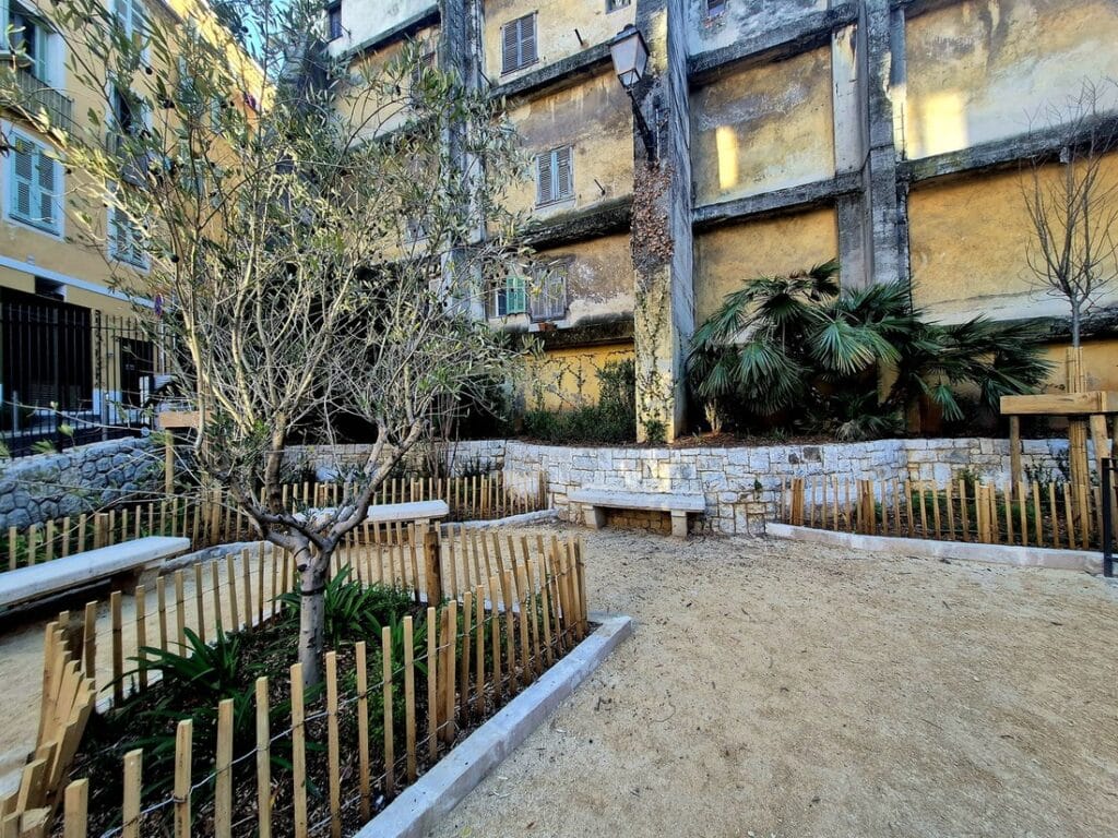 Square Henri Betti réaménagé avec de la végétation dont des plantes vivaces, de petites clôtures en bois et des allées en sable stabilisé.
