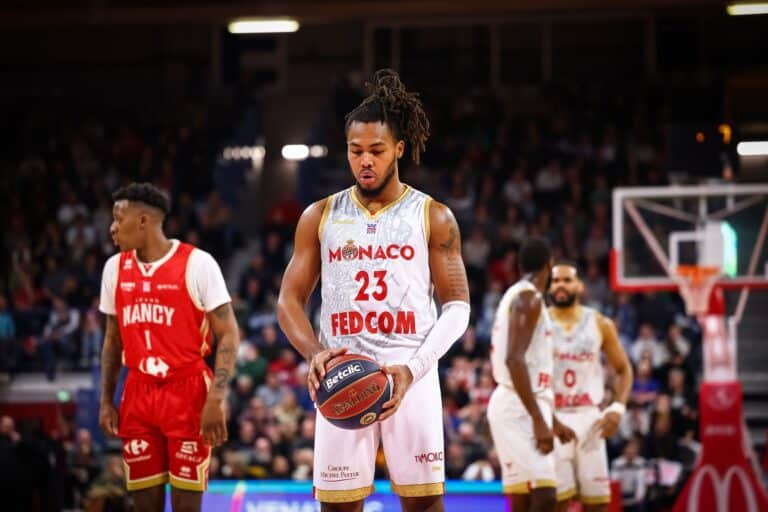 Un joueur de la Roca Team derrière la ligne des lancers francs.