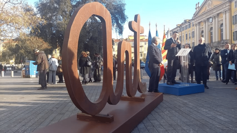 La sculpture de Ben Vautier inauguré par le maire de Nice Christian Estrosi à Nice sur la place Garibaldi. Elle représente le mot "art" tout attaché dans une couleur cuivrée.