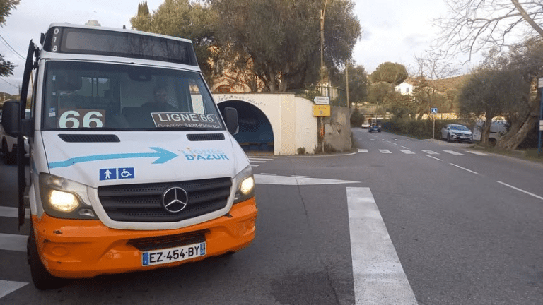 La nouvelle ligne de bus N°66 avec des vieux bus à petite capacité.