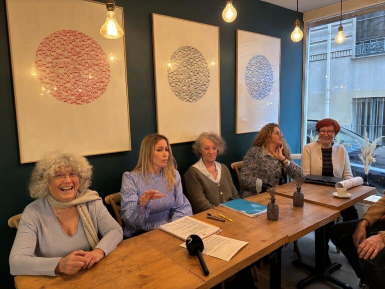 Céline Forjonnel prend la parole lors de la conférence de presse, entourée des membres de l’association AC! Nice, avec des papiers et documents disposés sur la table devant eux