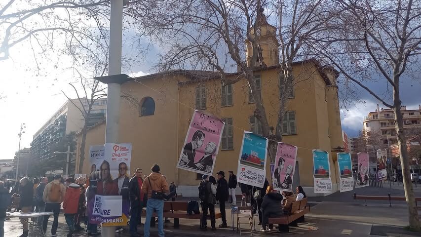 The caricatured pink posters with Eric Ciotti and Christian Estrosi holding each other and the inscription Neither one nor the other in large above. They are hung on a line with posters for Mireille Damiano's campaign.