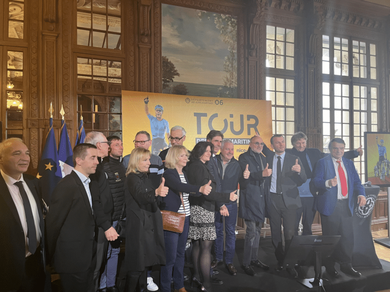 Photo réunissant tous les organisateurs du Tour des Alpes Maritimes 2026.