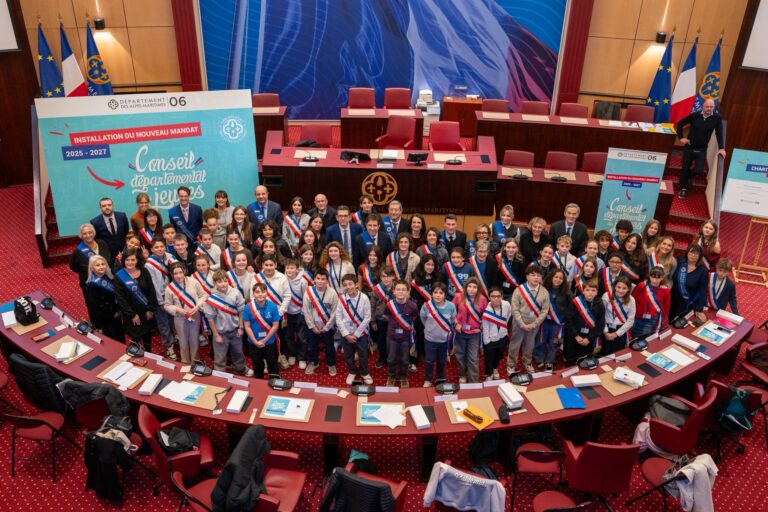Les 54 conseillers départementaux jeune du département des Alpes-Maritimes en groupe avec le président du département, Charles Ange Ginésy.