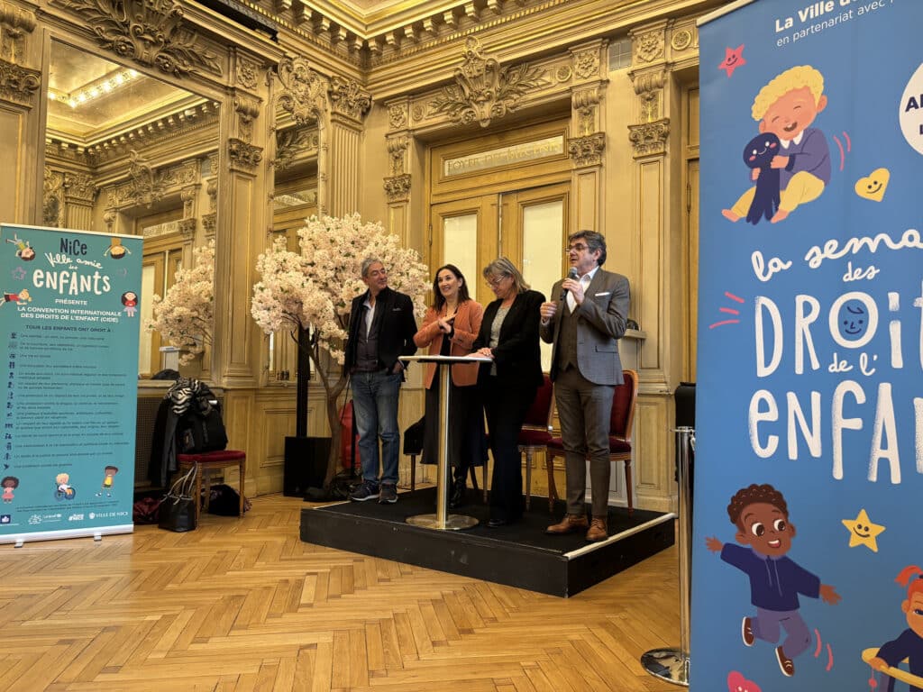 Marie Pierre Lazard, Marc Concas, Marie Christine Fix et Bertrand Rossi, sur une estrade, s'adressant aux enfants.