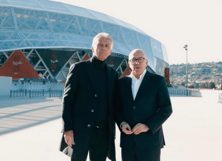 Eric Ciotti et Jean-Pierre Rivère devant le stade Allainz Riviera à l'occasion d'une conférence de presse.