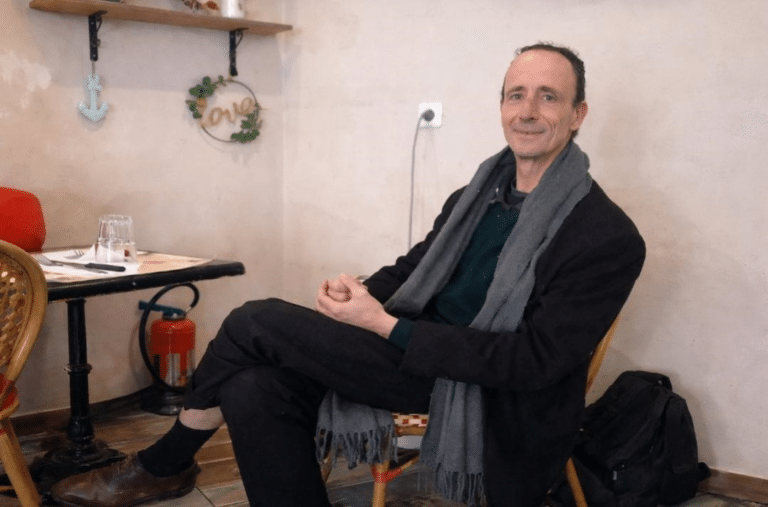 Le candidat aux élections municipales 2026, Jean-Claude Wahid Spach Kamel assit les jambes croisées.