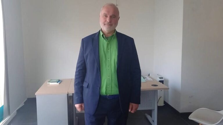 Le candidat à l'élection municipale de Nice, Jean-Marc Governatori, habillé en costume bleu et chemise verte.