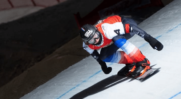 La snowboardeuse Julia Pereira De Sousa en course avec sa tenue de l'équipe de France.