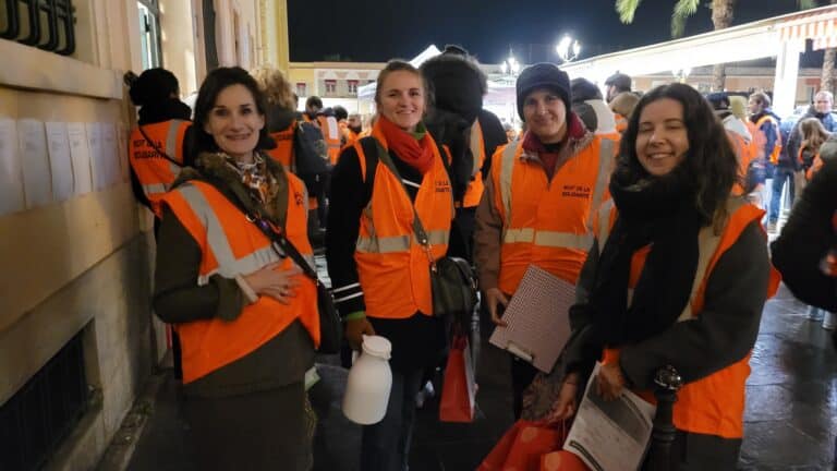 4 bénévoles, en gilets orange, partent sillonner les rues de Nice, pour la nuit de la solidarité