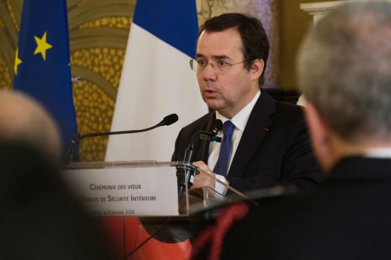 Le préfet des Alpes-Maritimes Laurent Hottiaux en plein discours.