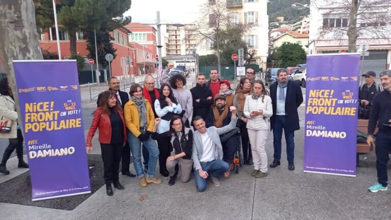L'équipe du Nice Front Populaire prend la pose avec les têtes de liste et les colistiers qui mènent campagne. Ils sont une quinzaine de personnes.