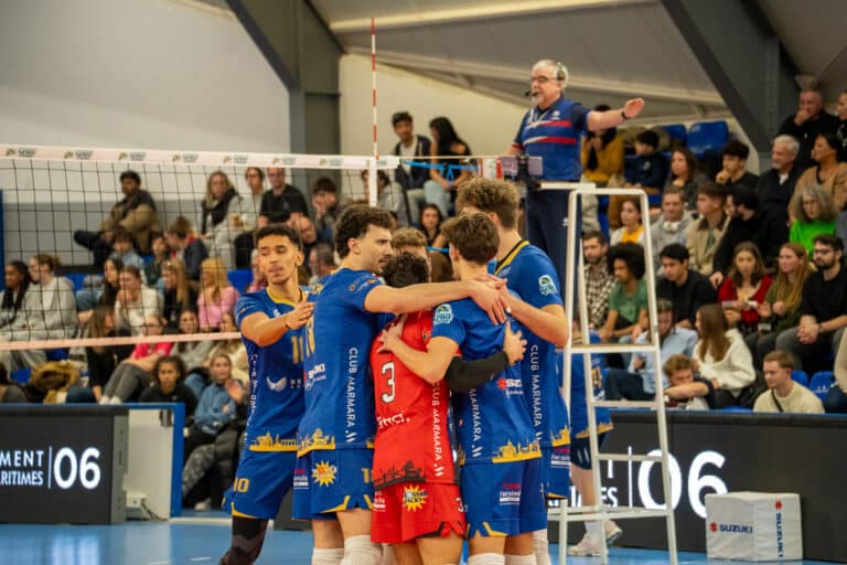 Les joueurs du Nice Volley Ball se félicitent et se prennent dans les bras.