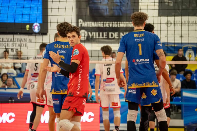 Le passeur du Nice Voley Ball encourage ses partenaires sur le terrain.