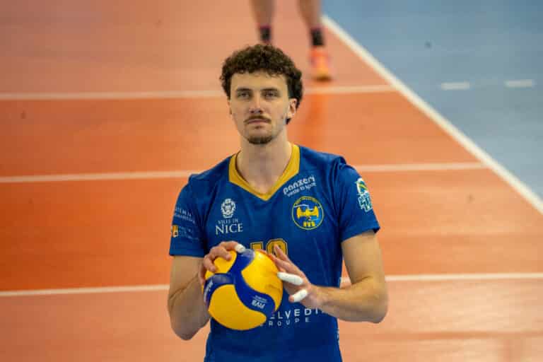 Shay Liberman du Nice Volley ballon en main se prépare à servir.