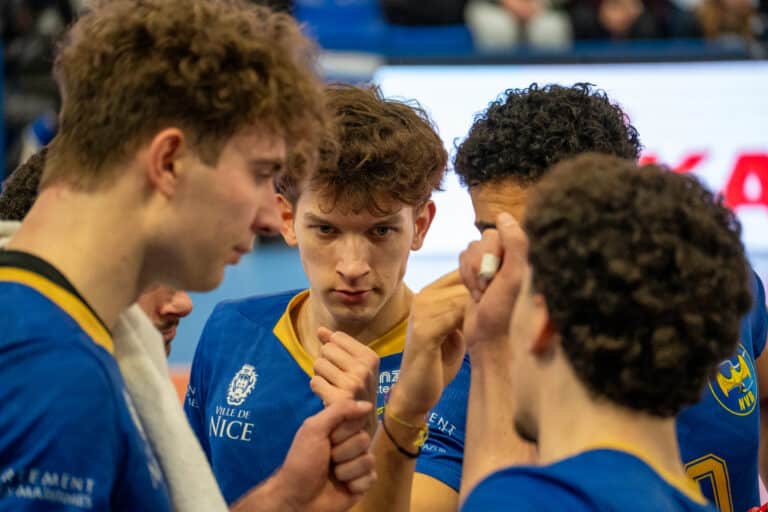 Les joueurs du Nice Volley Ball discutent lors d'un temps mort.