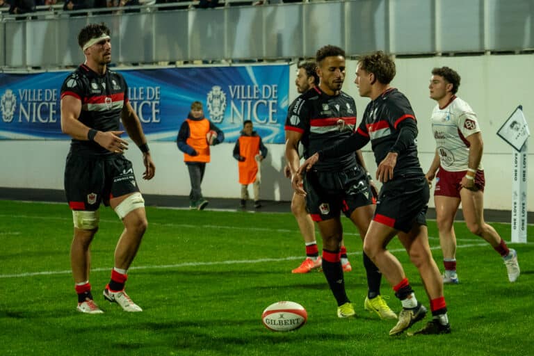 Les joueurs de Nissa Rugby se félicitent après avoir marqué un essai.