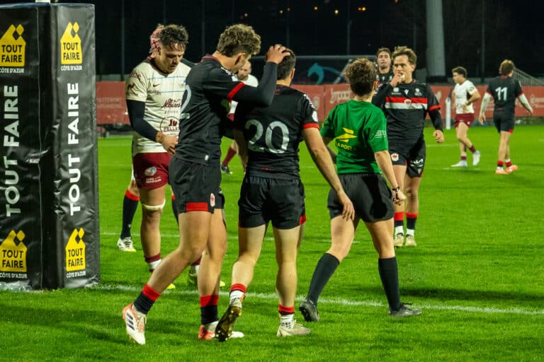 Les joueurs de Nissa Rugby se félicitent après avoir marqué un essai.